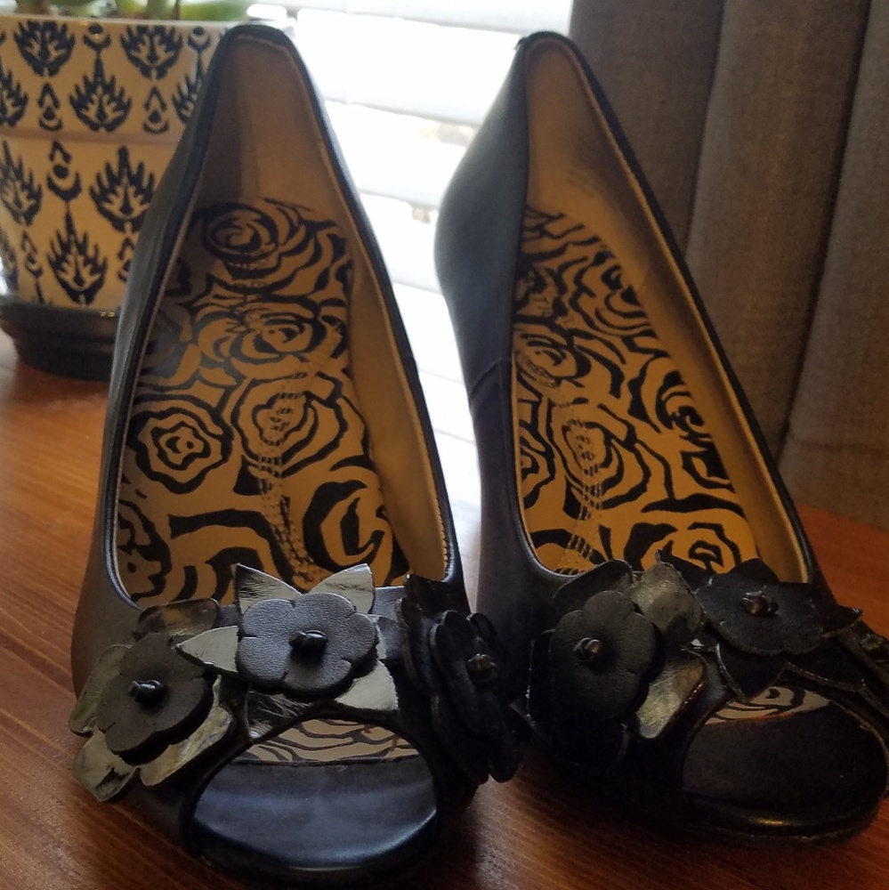 Black leather peep-toe wedge